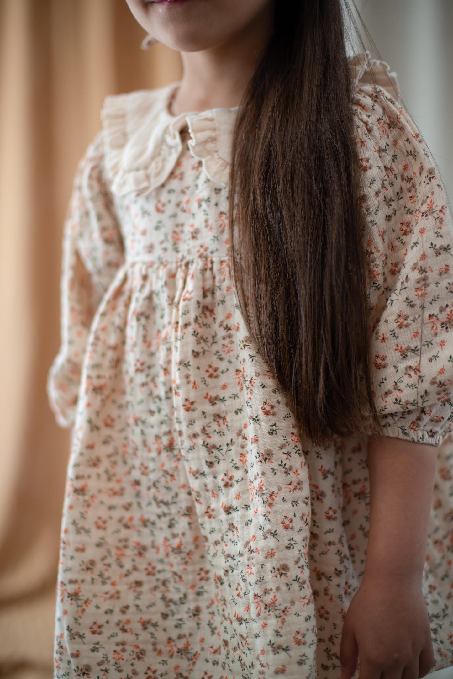Детское плиссированное платье из 100% органического муслина с длинными рукавами и воротником-стойкой