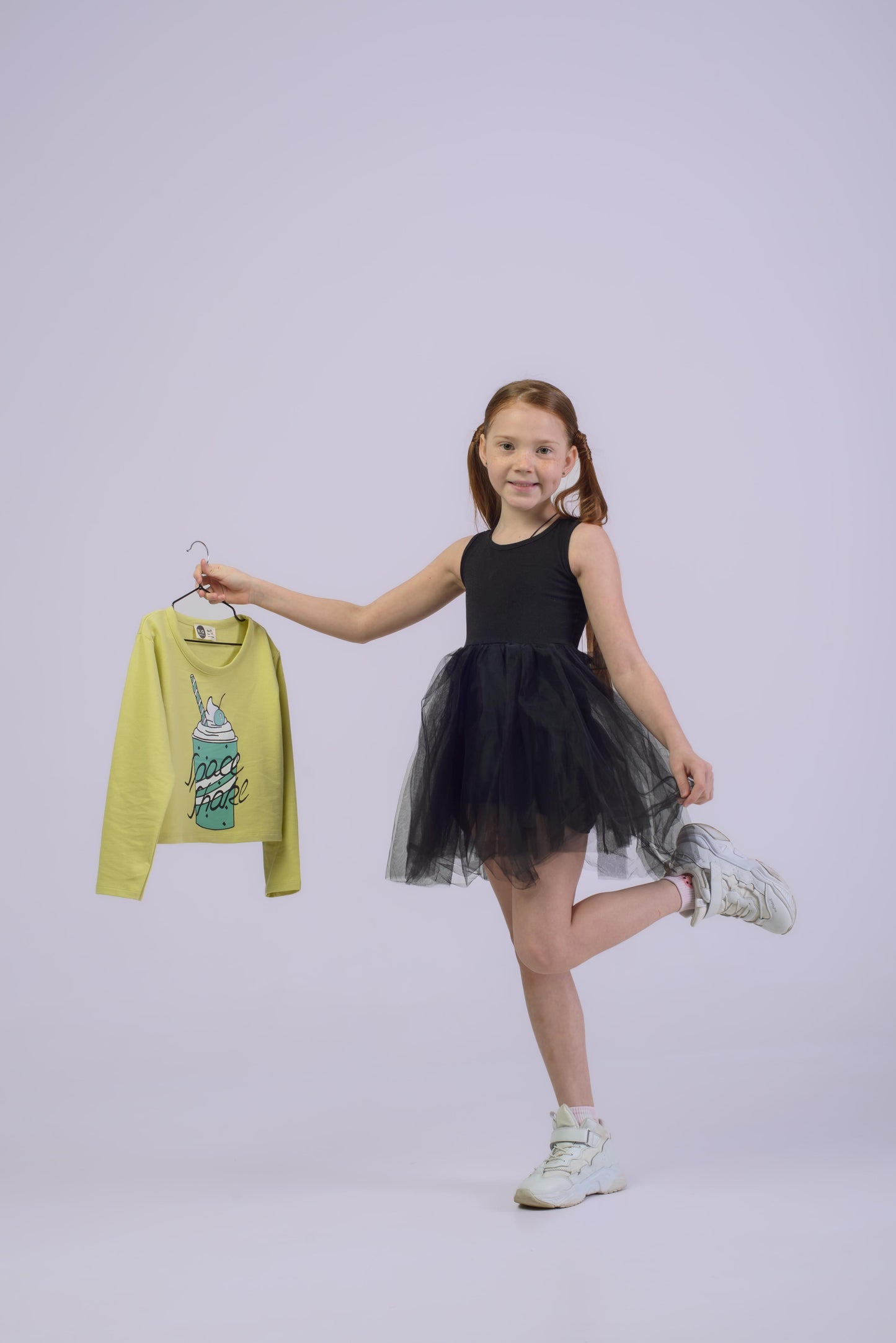Детский комплект с коротким топом и тюлевым платьем без рукавов с детальным принтом